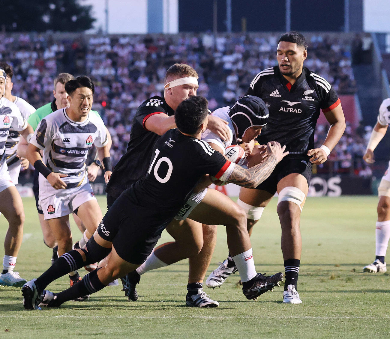 JAPAN XV対マオリ・オールブラックス　前半、トライを決める原田（撮影・河野匠）