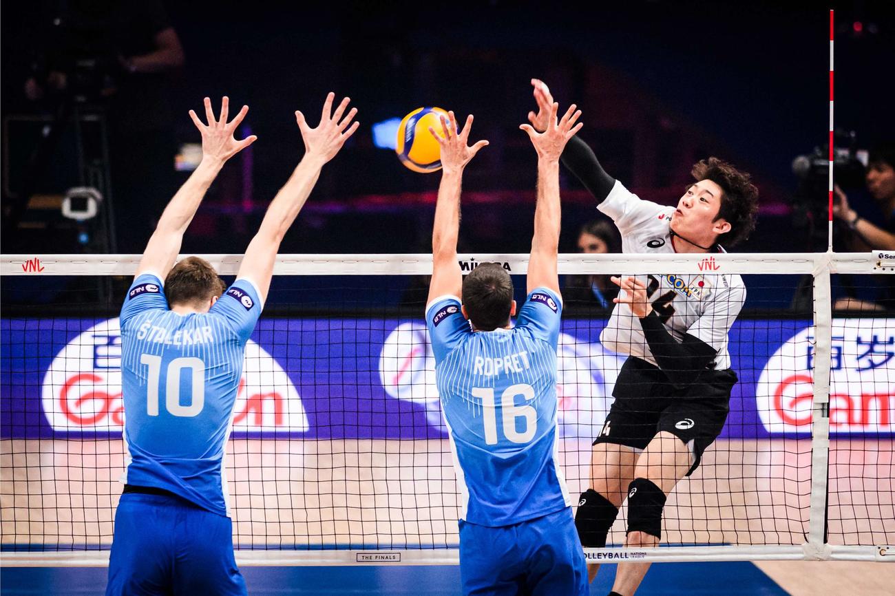 スパイクを打つ石川祐希（C）FIVB