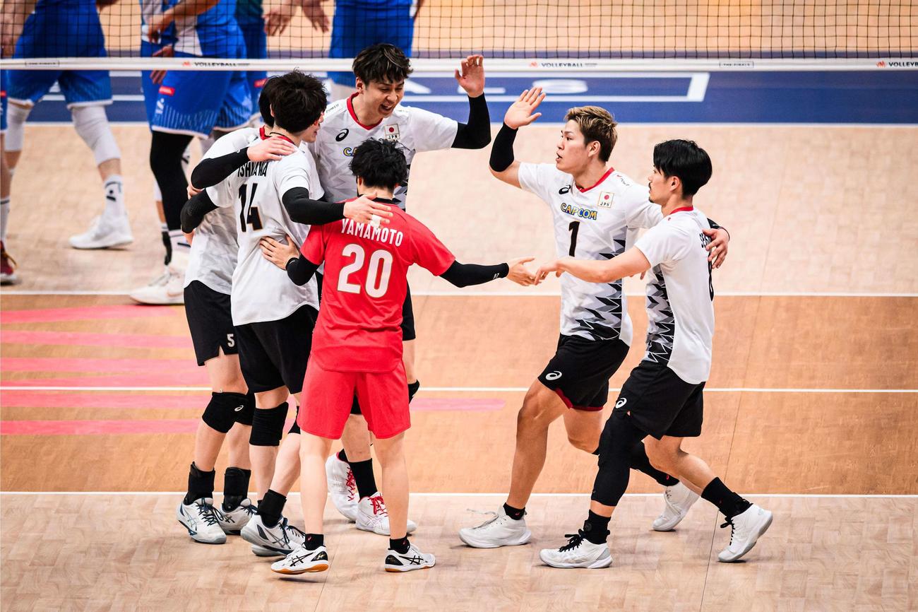 得点を喜ぶ男子日本代表（C）FIVB