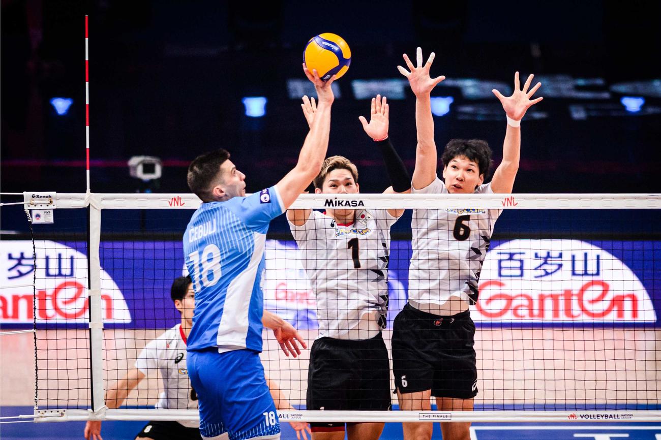 ブロックする西田有志と山内晶大（C）FIVB