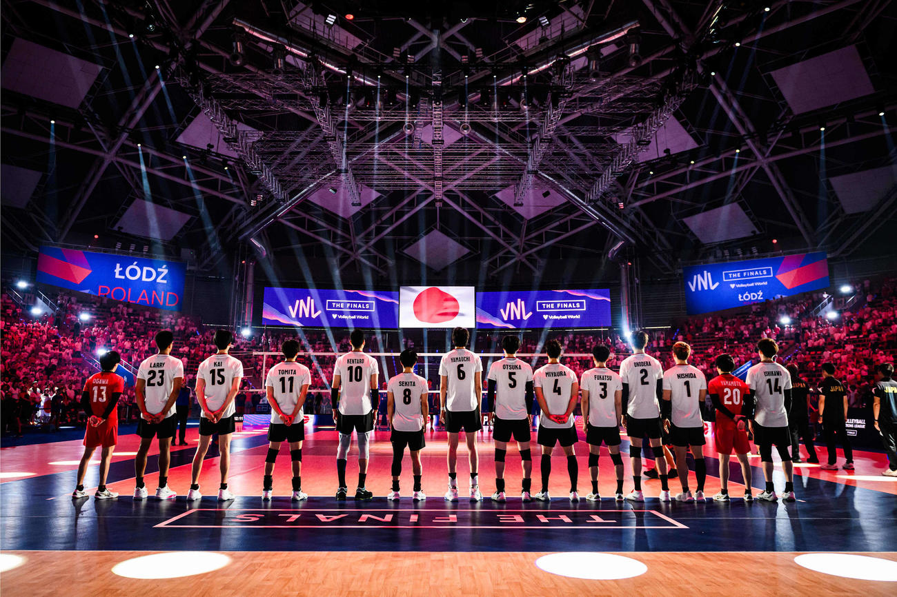 国歌斉唱に臨む男子日本代表（C）FIVB