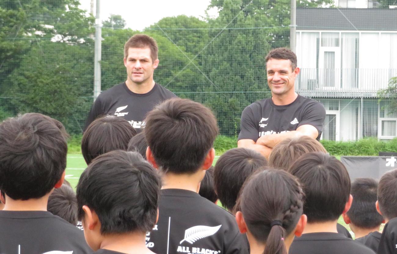 小学生の歌を聞くリッチー・マコウさんとダン・カーターさん（右）（撮影・峯岸佑樹）