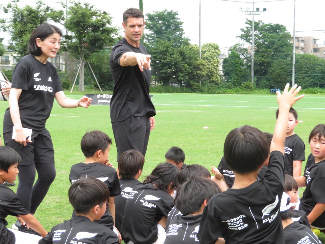 小学生に質問するダン・カーターさん（中央）（撮影・峯岸佑樹）
