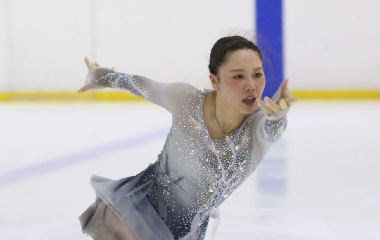 フリー演技を何かをつかむように手を伸ばす樋口