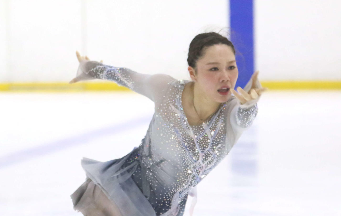 フリー演技を何かをつかむように手を伸ばす樋口
