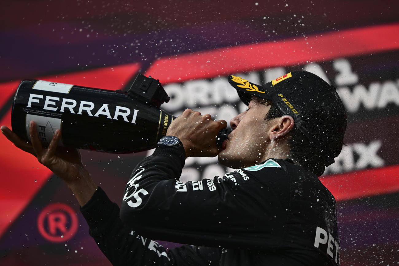 F1公式スパークリングワインを飲むラッセル（AP）