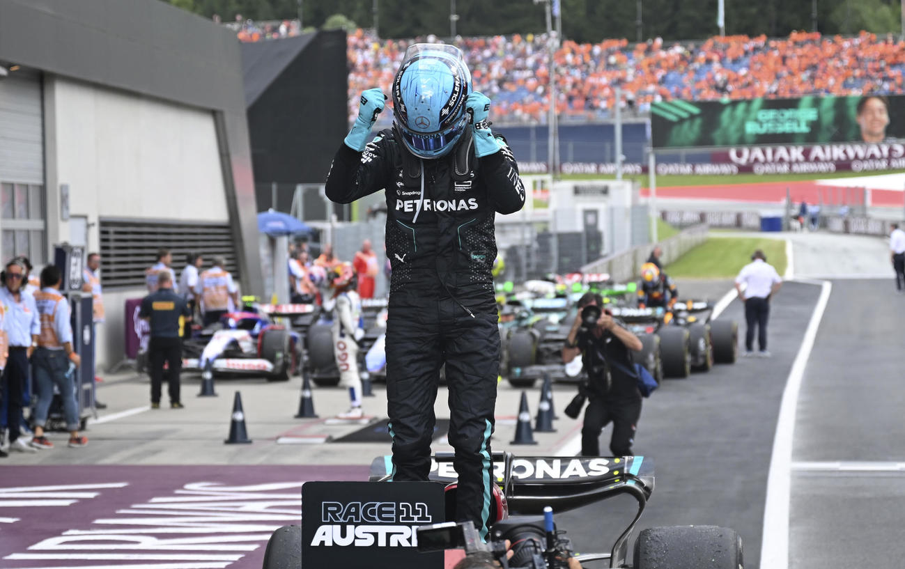 優勝し、ガッツポーズするラッセル（AP）