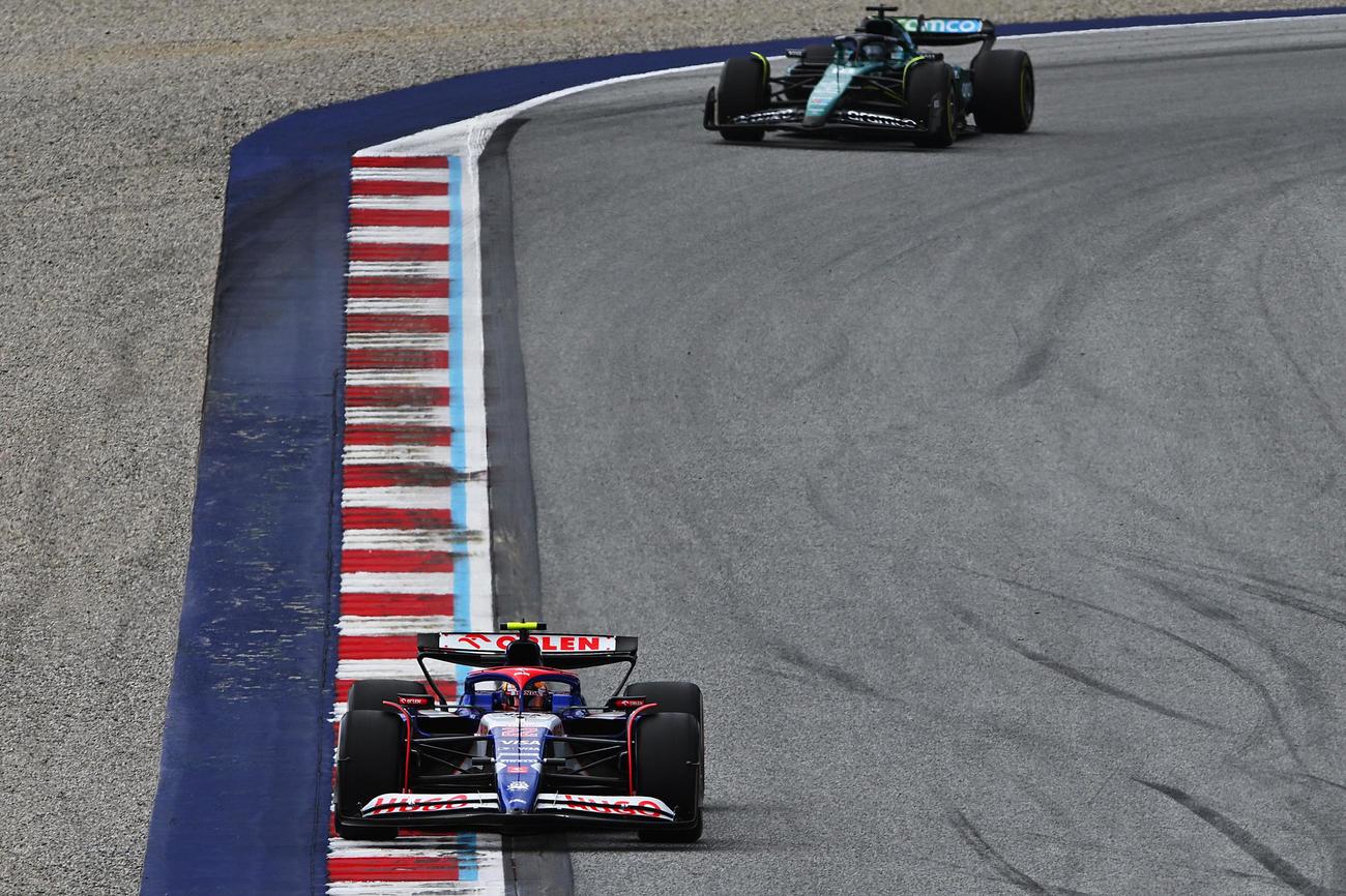 F1シリーズ第11戦、オーストリアGP決勝で走行するRBの角田裕毅（手前）（ゲッティ＝共同）