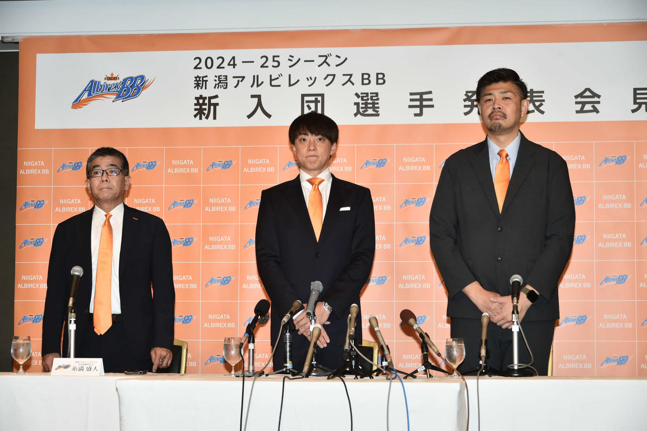 入団会見に臨む五十嵐（中央）、糸満社長（左）、鵜沢監督