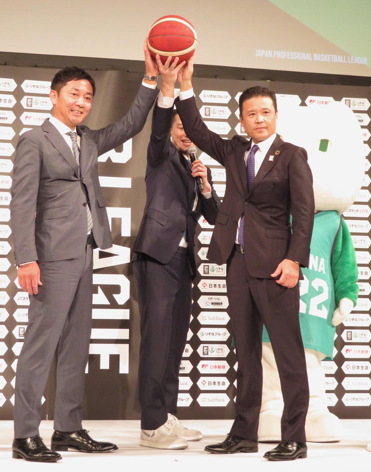 タイトルパートナー就任会見に出席した、島田慎二チェアマンと南昌宏CEO（右）（撮影・峯岸佑樹）