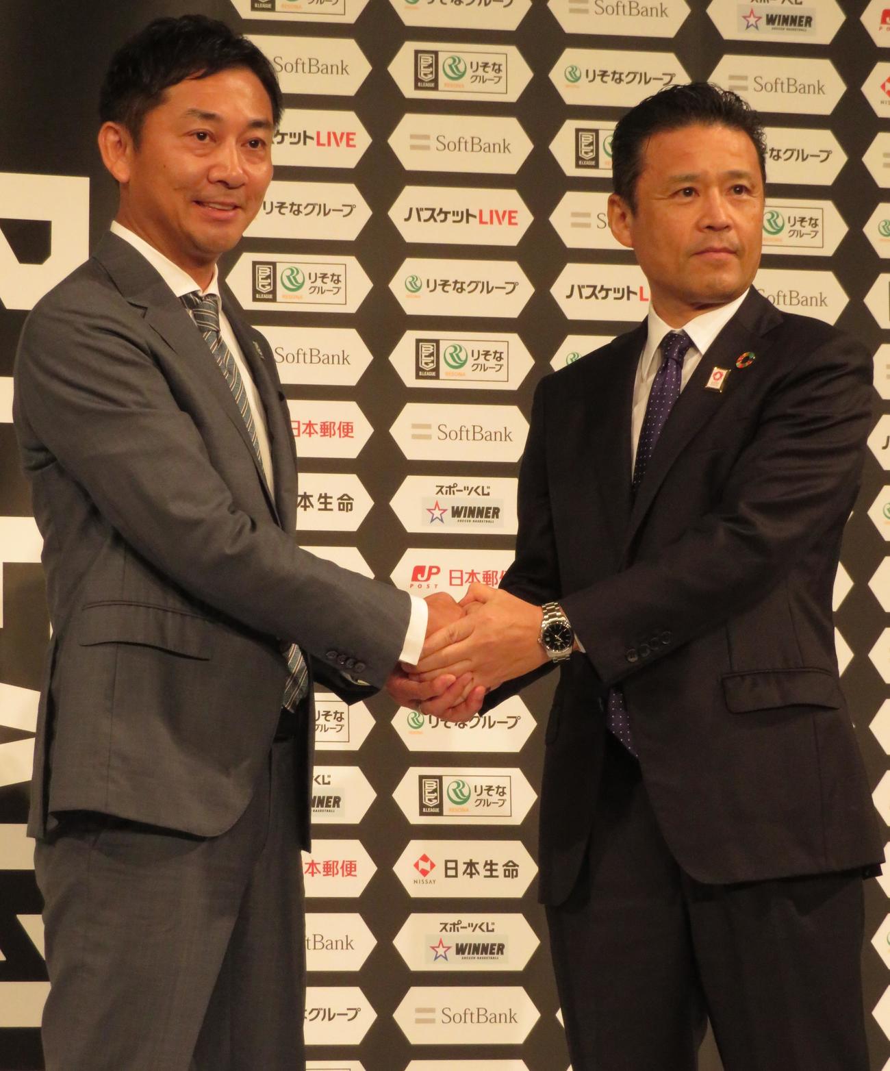 会見に出席した、島田慎二チェアマンと南昌宏CEO（右）（撮影・峯岸佑樹）