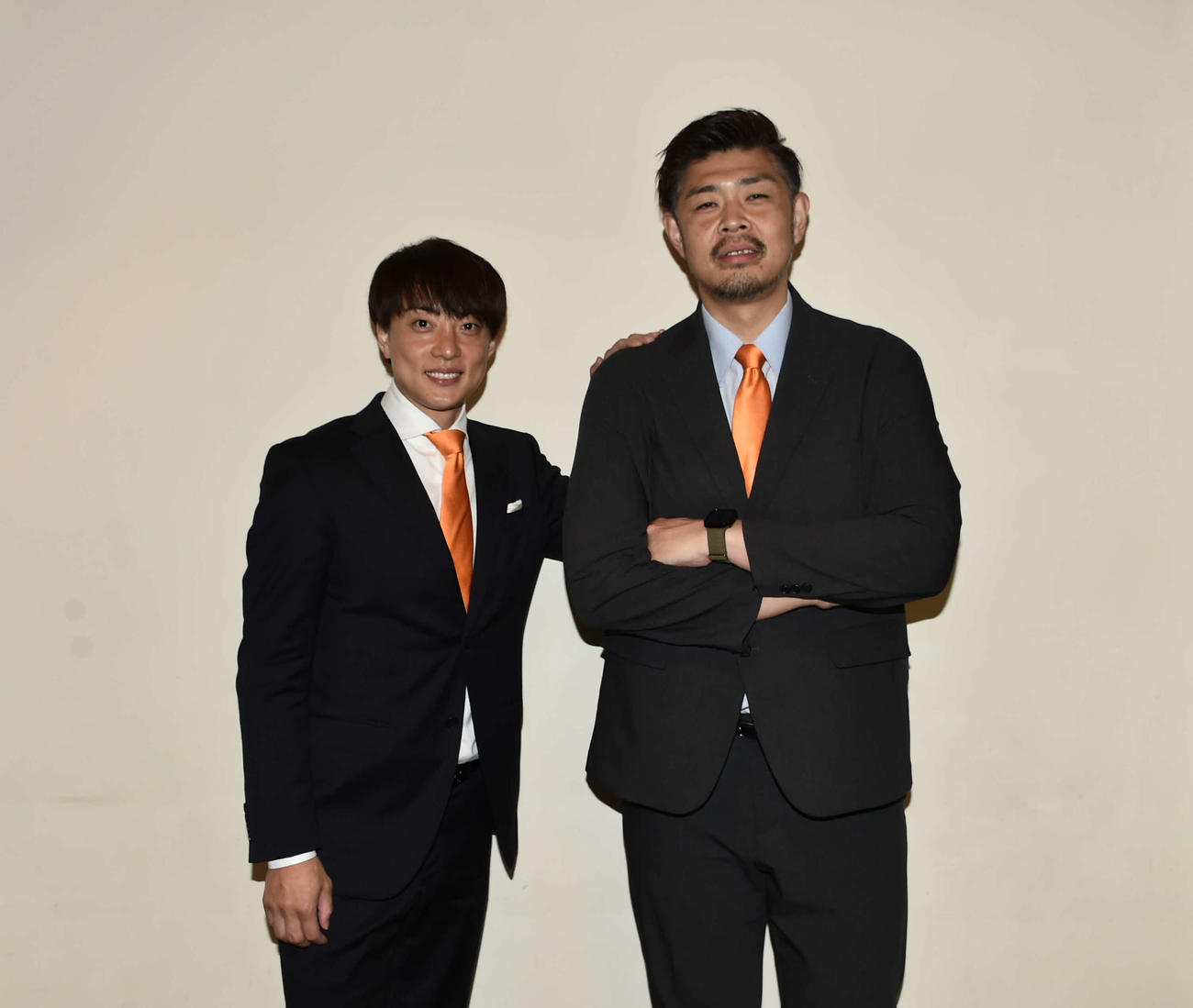 五十嵐（左）と鵜沢監督。元チームメートが監督、選手になってタッグを組む