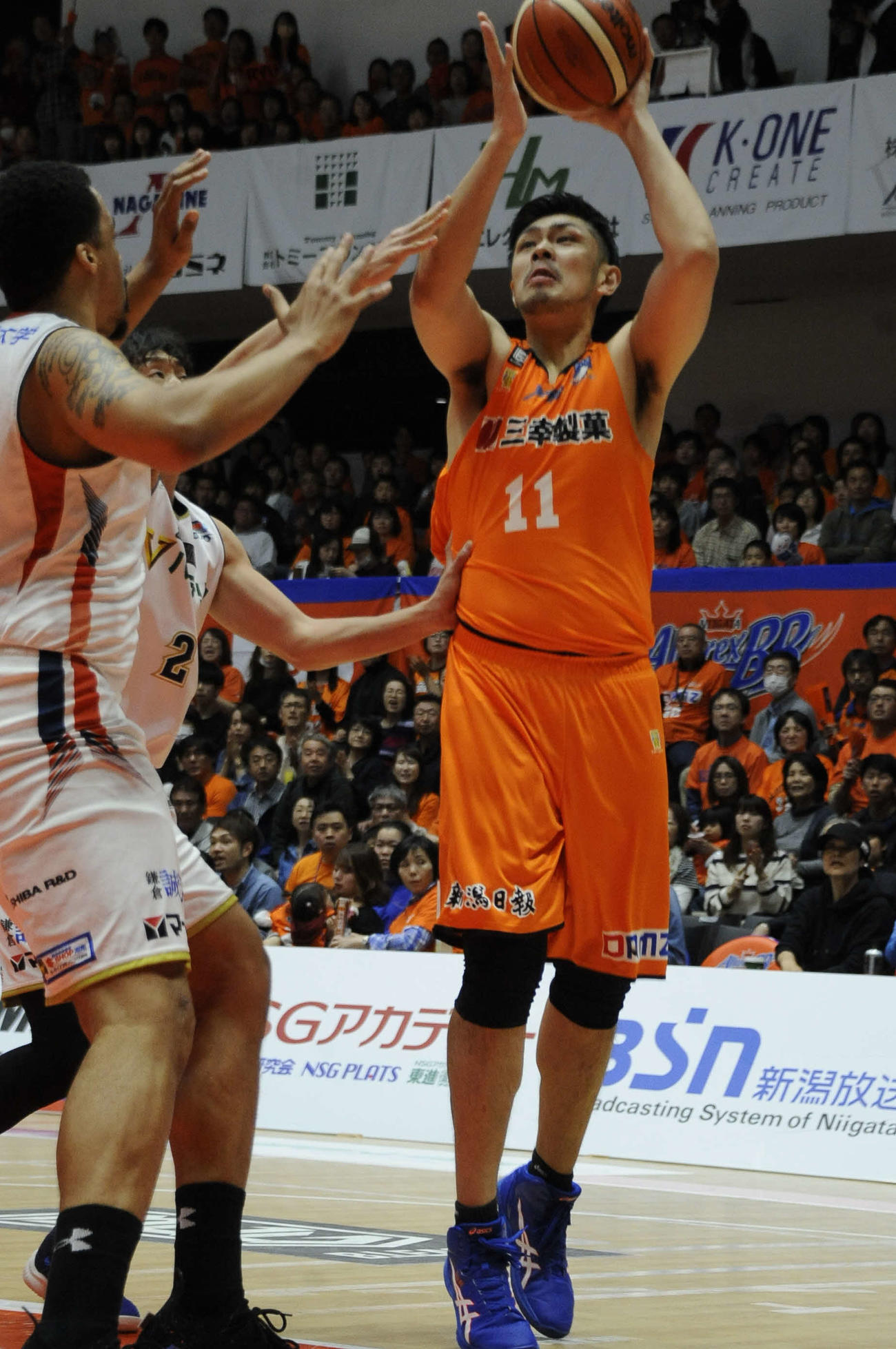B1新潟時代、インサイドプレーヤーとして活躍した鵜沢監督（19年4月撮影）