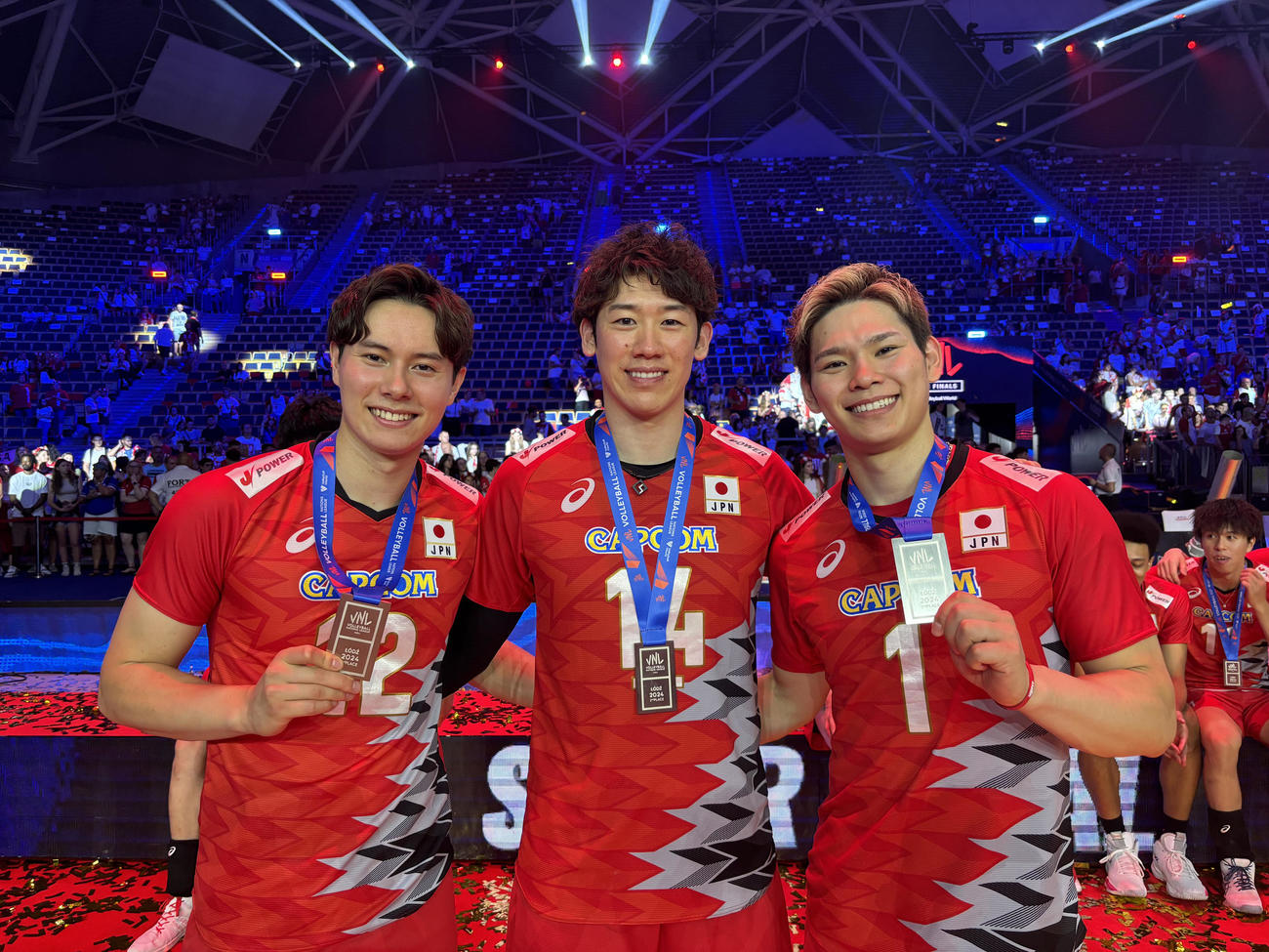 銀メダルを手に笑顔の3人。左から高橋藍、石川祐希、西田有志（C）JVA