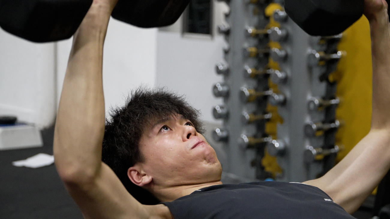 ウエートトレーニングをする富田将馬（C）JVA
