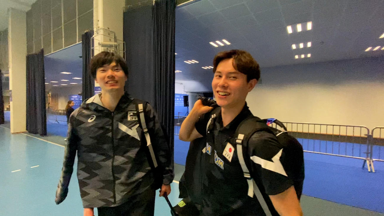カナダ戦後インタビューに応じる大塚達宣（左）と高橋藍（C）JVA

