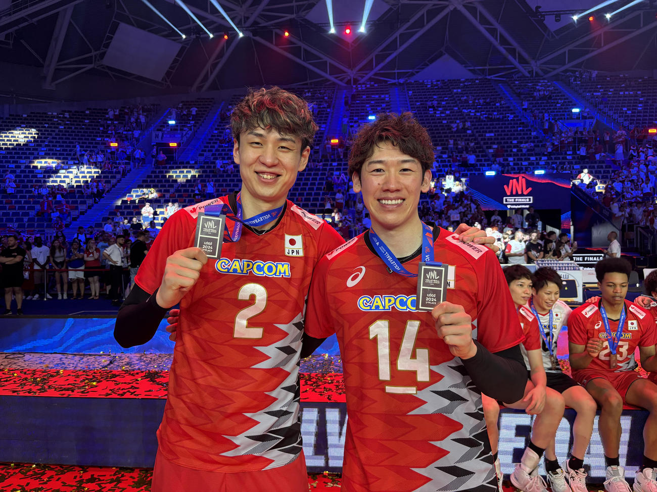 銀メダルを手に笑顔の小野寺太志（左）と石川祐希（C）JVA
