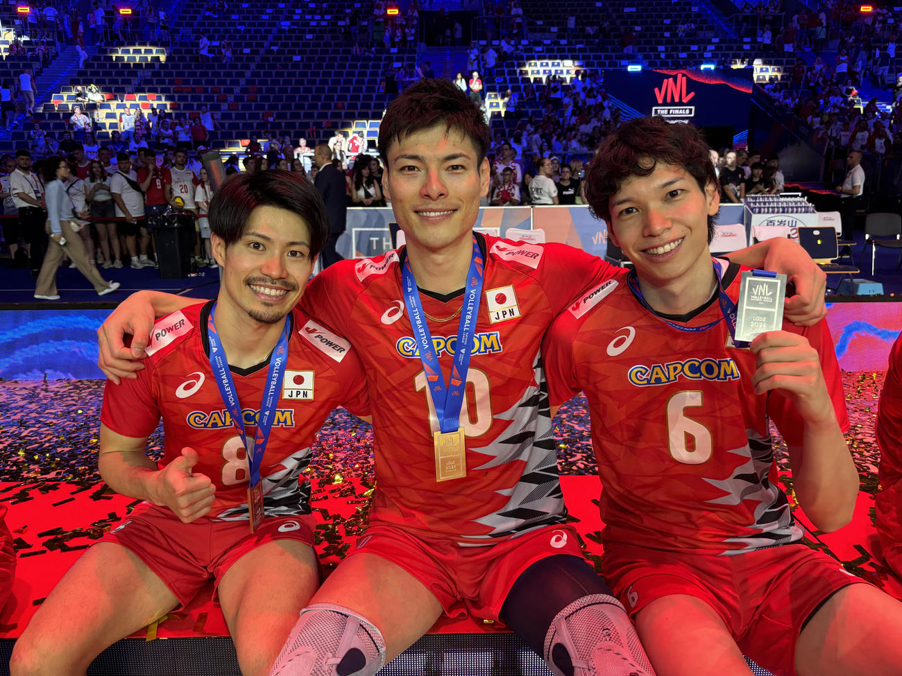 銀メダルを手に笑顔の3人。左から関田誠大、高橋健太郎、山内晶大（C）JVA