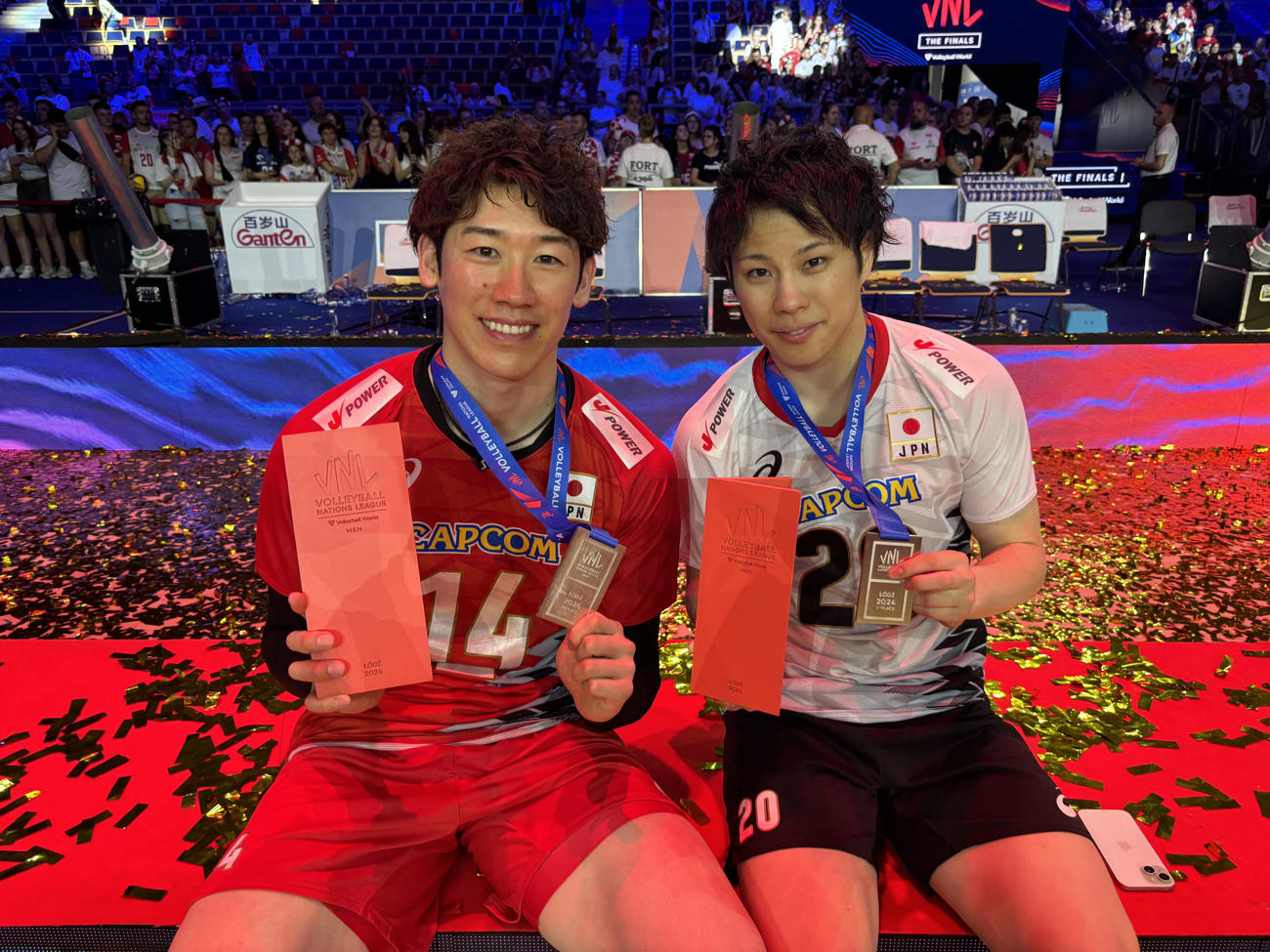 ベストアウトサイドヒッター賞に選ばれた石川祐希（左）とベストリベロ賞に選ばれた山本智大（C）JVA