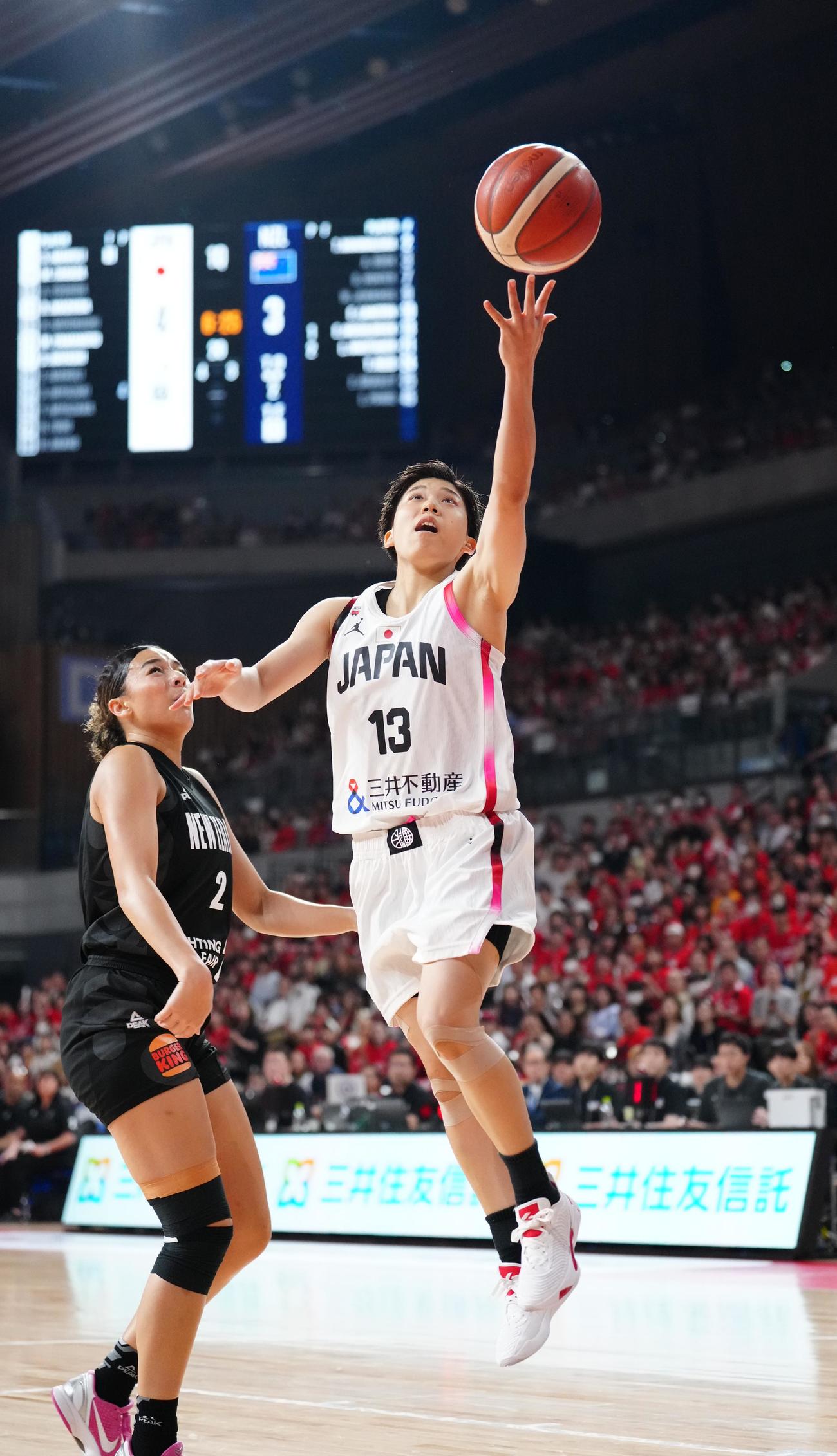 国際強化試合　日本対ニュージーランド　第1Q、2点シュートを決める町田（右）（撮影・江口和貴）