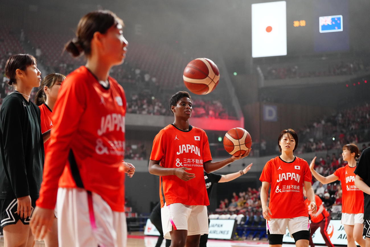 国際強化試合　日本対ニュージーランド　試合前練習に臨む馬瓜エ（中央）らバスケットボール女子日本代表の選手たち（撮影・江口和貴）