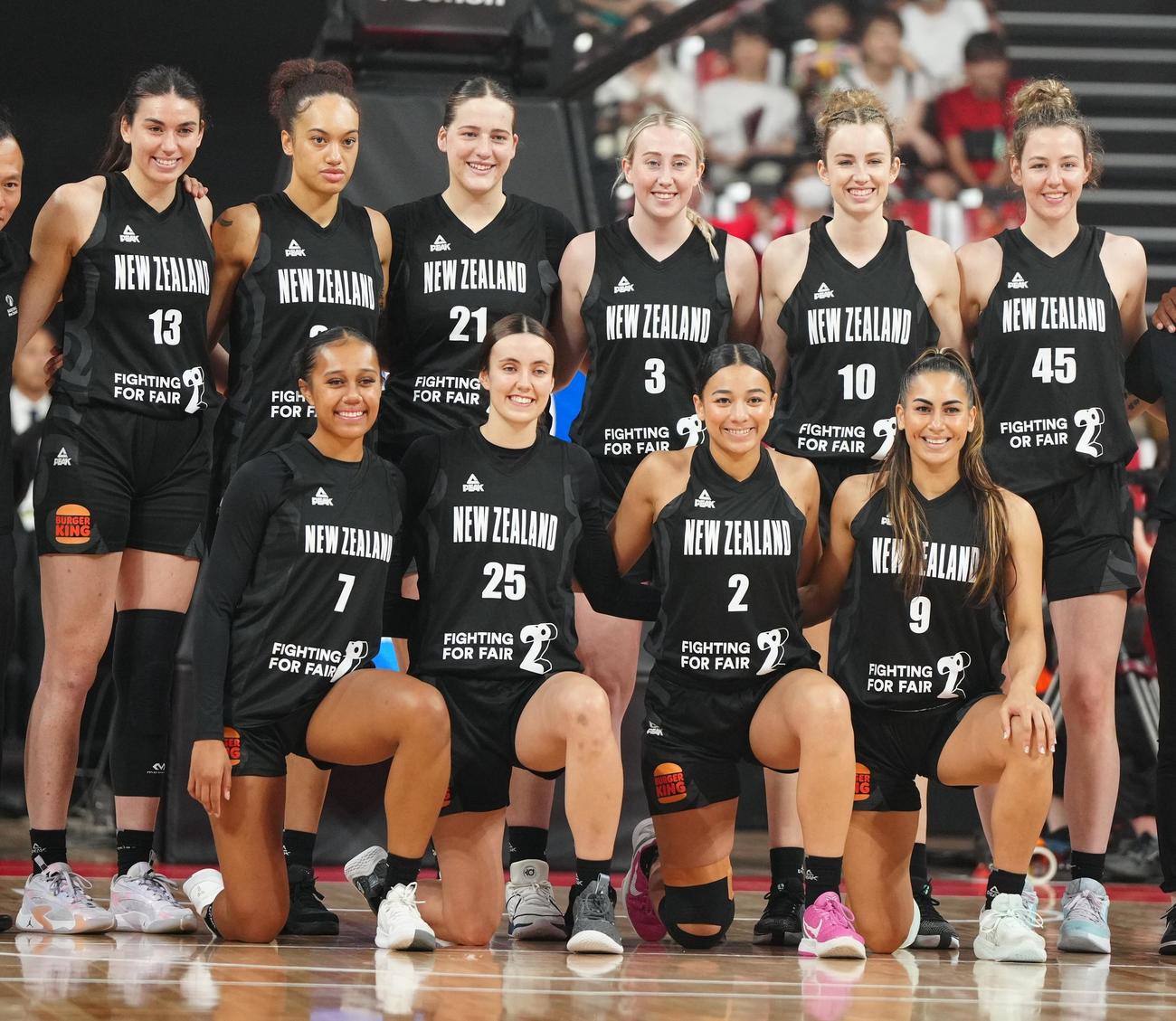 国際強化試合　日本対ニュージーランド　試合前、集合写真撮影に臨むニュージーランド女子代表の選手たち（撮影・江口和貴）