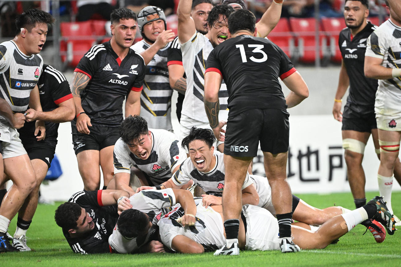 JAPAN XV対マオリ・オールブラックス　後半、ラインアウトからモールを作ったJAPAN XVは最後に佐藤が右中間で押さえ決定的ばトライを奪う（撮影・和賀正仁）