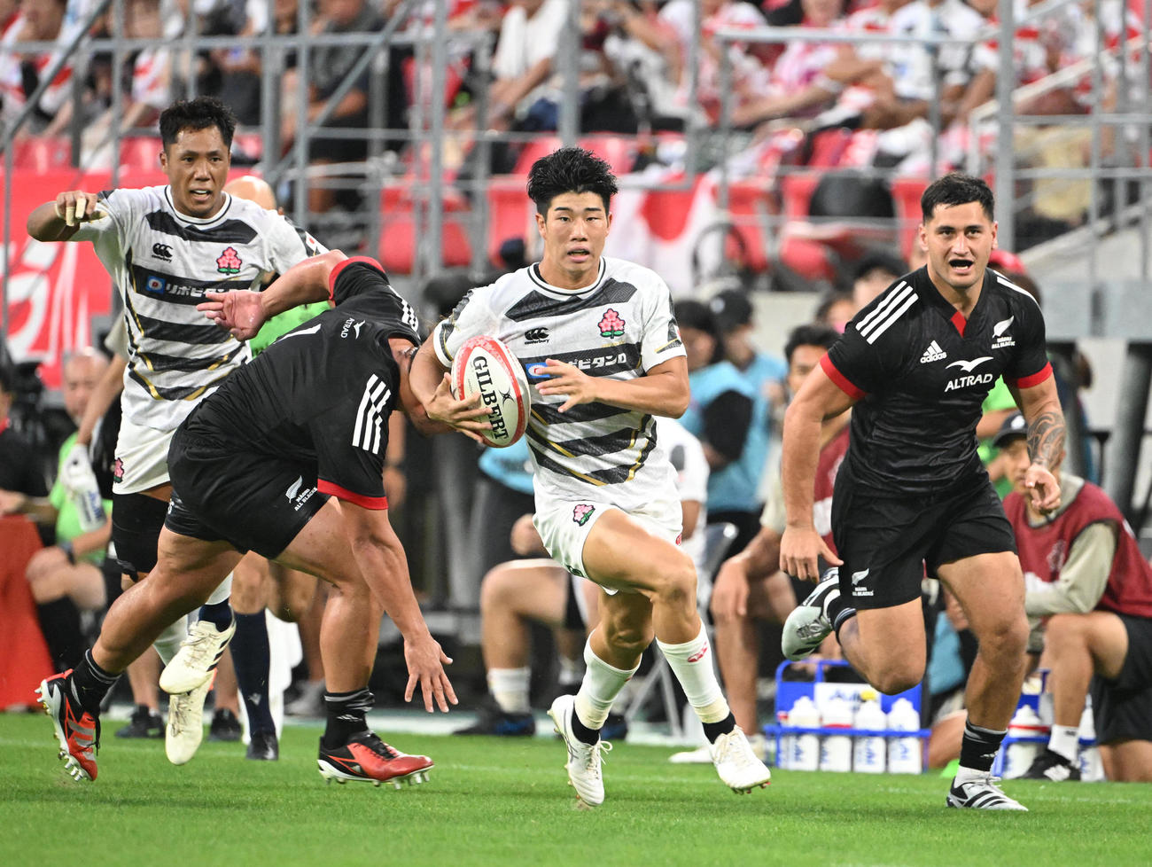 JAPAN XV対マオリ・オールブラックス　後半、自陣から快速を飛ばし攻め込むFB矢崎（撮影・和賀正仁）