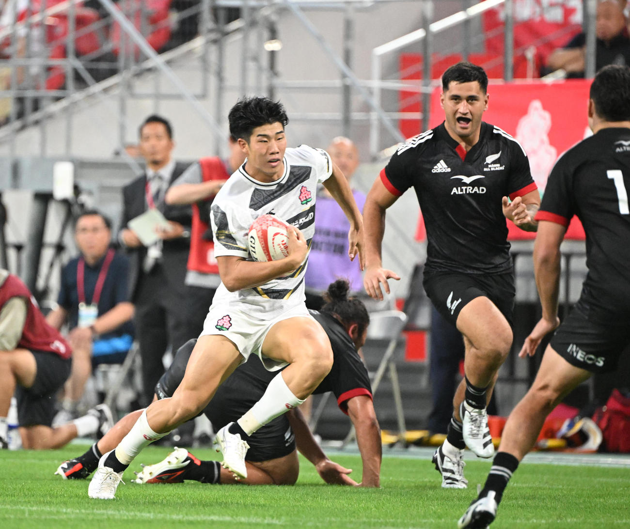 JAPAN XV対マオリ・オールブラックス　後半、自陣から快速を飛ばし攻め込むFB矢崎（撮影・和賀正仁）