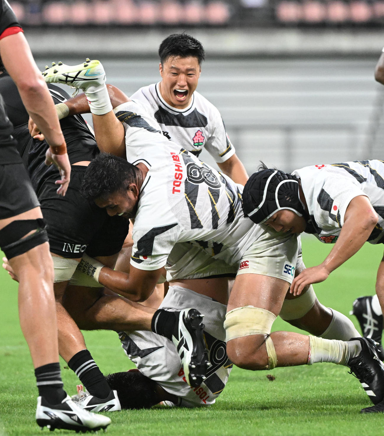 APAN XV対マオリ・オールブラックス　後半、フランカー下川がめくりあげられながらもボールをキープ（撮影・和賀正仁）