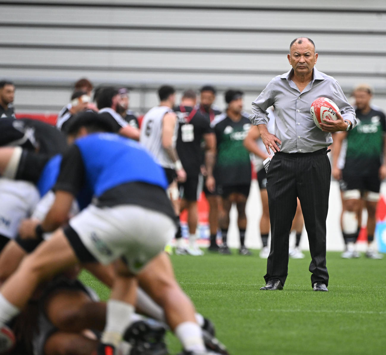 リポビタンDチャレンジカップ　JAPAN XV対マオリ・オールブラックス　試合前のい練習を見つめるエディー・ジョーンズHC（撮影・和賀正仁）