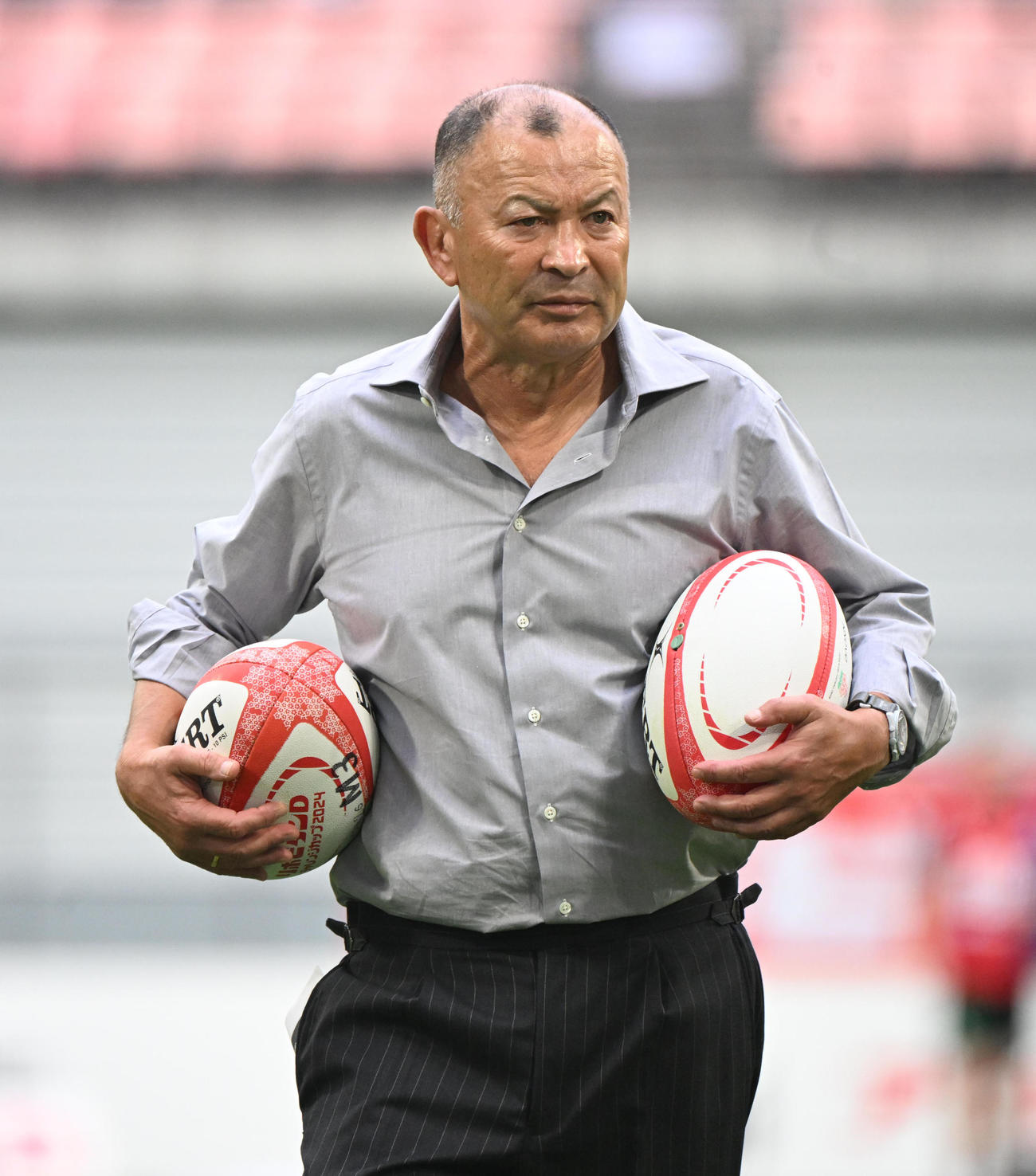 リポビタンDチャレンジカップ　JAPAN XV対マオリ・オールブラックス　試合前のい練習を見つめるエディー・ジョーンズHC（撮影・和賀正仁）
