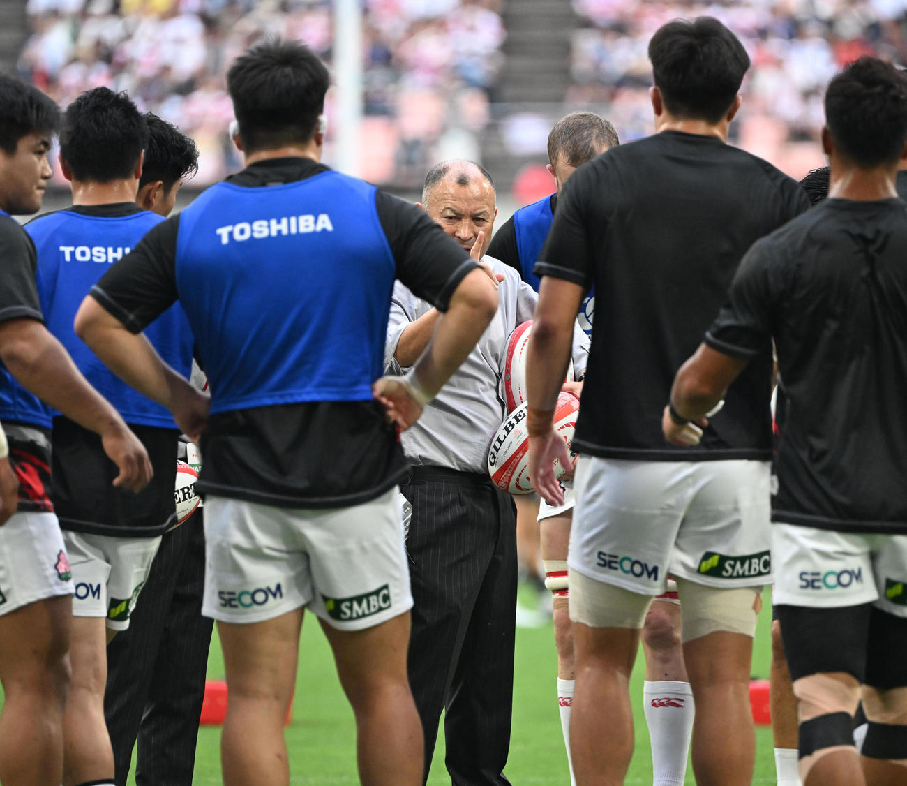 リポビタンDチャレンジカップ　JAPAN XV対マオリ・オールブラックス　試合前のい練習を見つめるエディー・ジョーンズHC（撮影・和賀正仁）