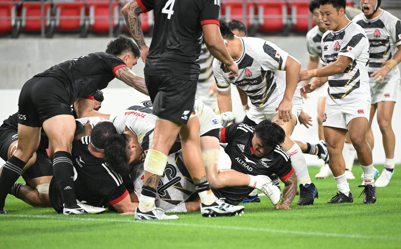 JAPAN XV対マオリ・オールブラックス　後半、ゴール前の混戦から最後は途中出場の竹内が飛び込みトライを奪う（撮影・和賀正仁）