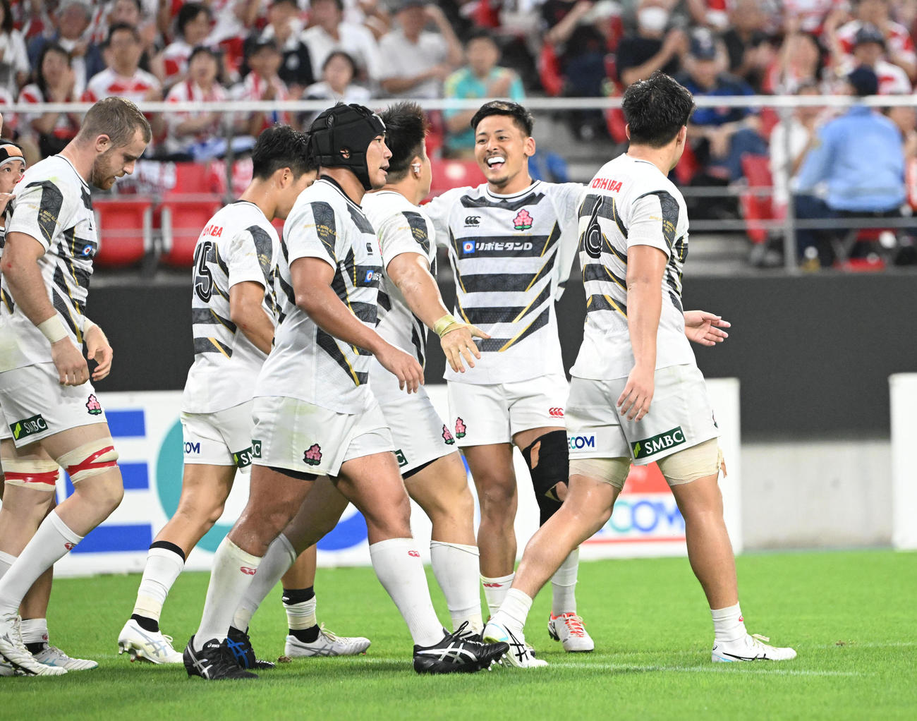 JAPAN XV対マオリ・オールブラックス　後半、ゴール前の混戦から最後は途中出場の竹内が飛び込みトライを奪う（撮影・和賀正仁）