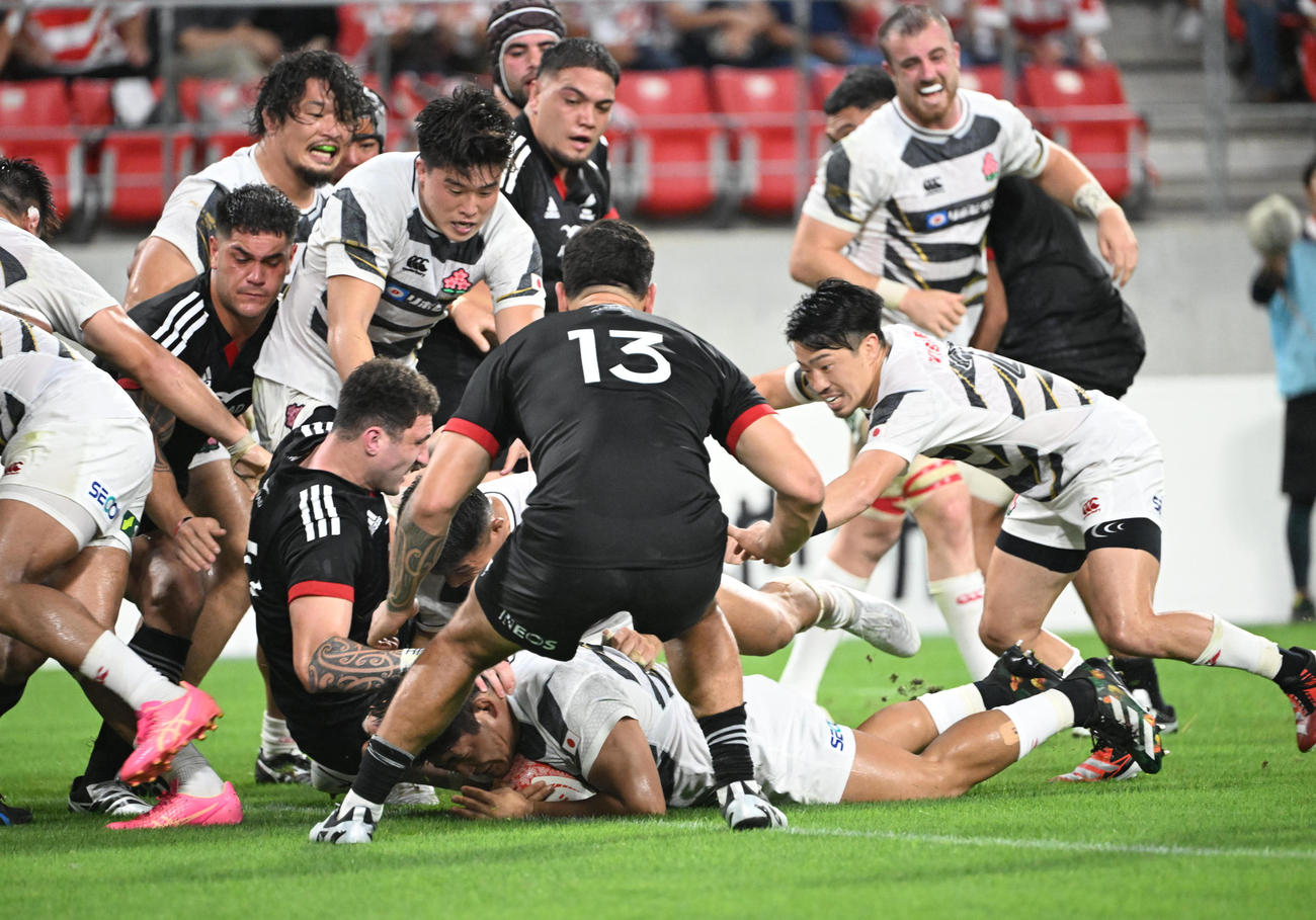 JAPAN XV対マオリ・オールブラックス　後半、ラインアウトからモールを作ったJAPAN XVは最後に佐藤が右中間で押さえ決定的ばトライを奪う（撮影・和賀正仁）