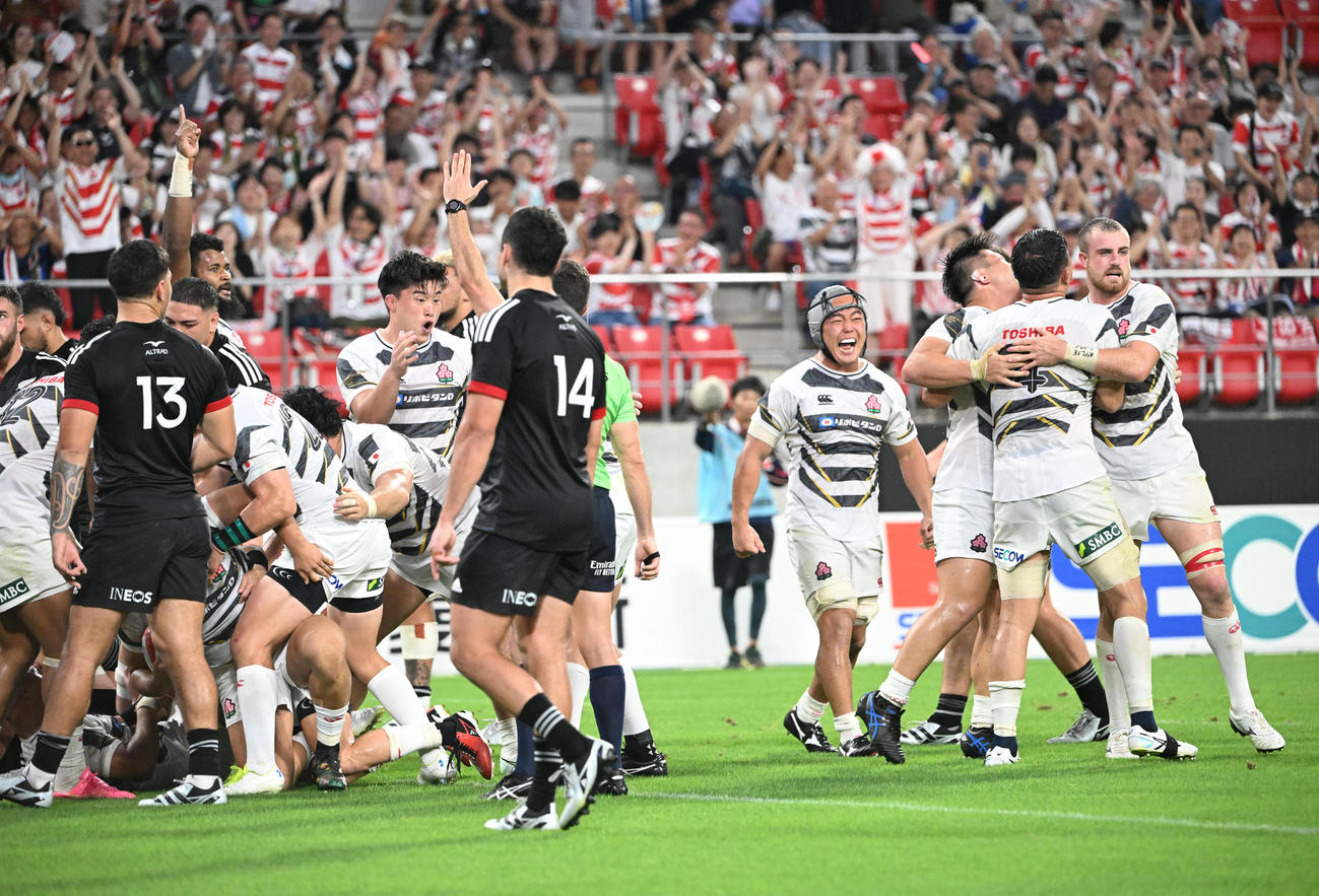 JAPAN XV対マオリ・オールブラックス　後半、ラインアウトからモールを作ったJAPAN XVは最後に佐藤が右中間で押さえ決定的ばトライを奪う（撮影・和賀正仁）