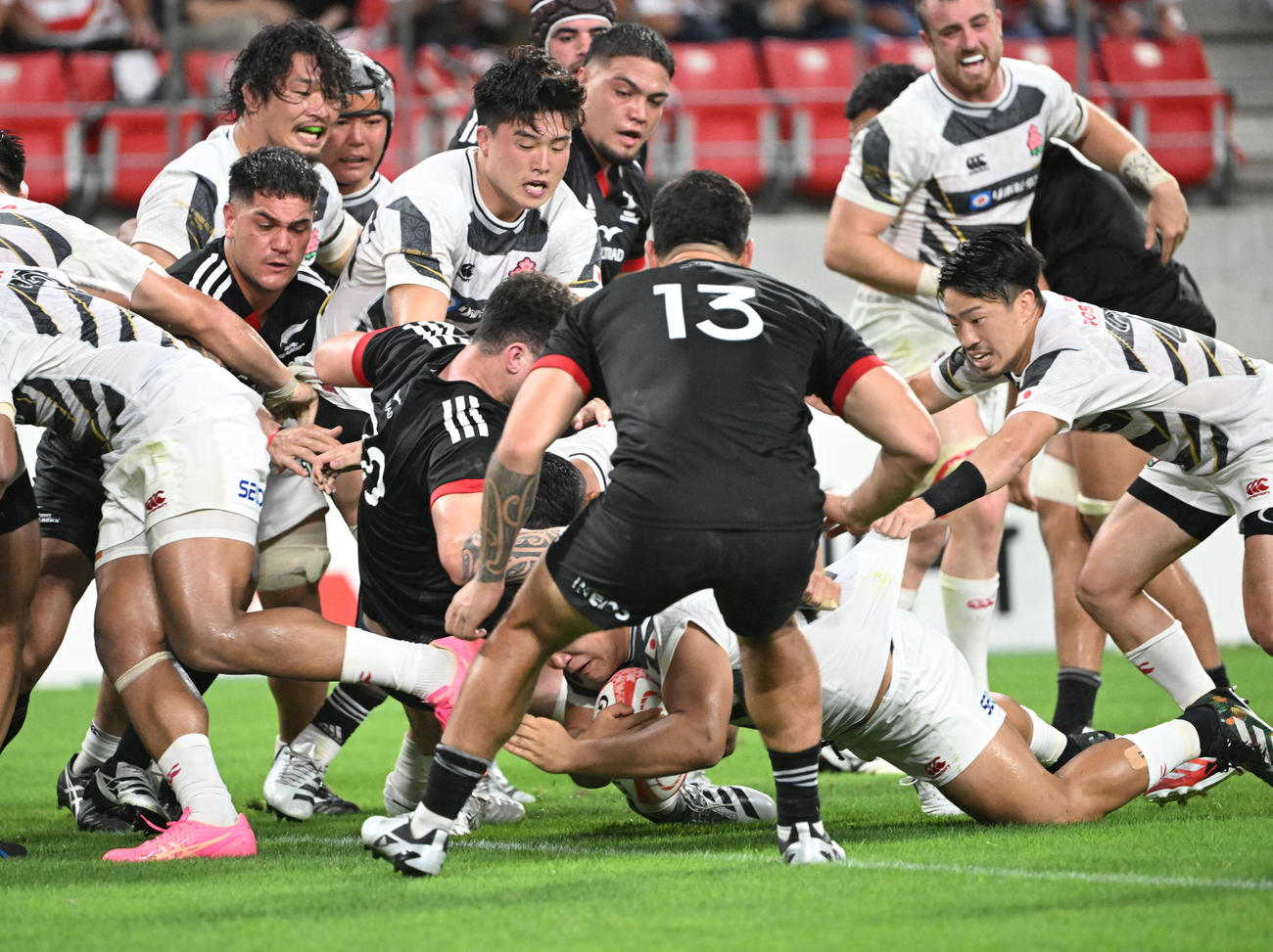 JAPAN XV対マオリ・オールブラックス　後半、ラインアウトからモールを作ったJAPAN XVは最後に佐藤が右中間で押さえ決定的ばトライを奪う（撮影・和賀正仁）