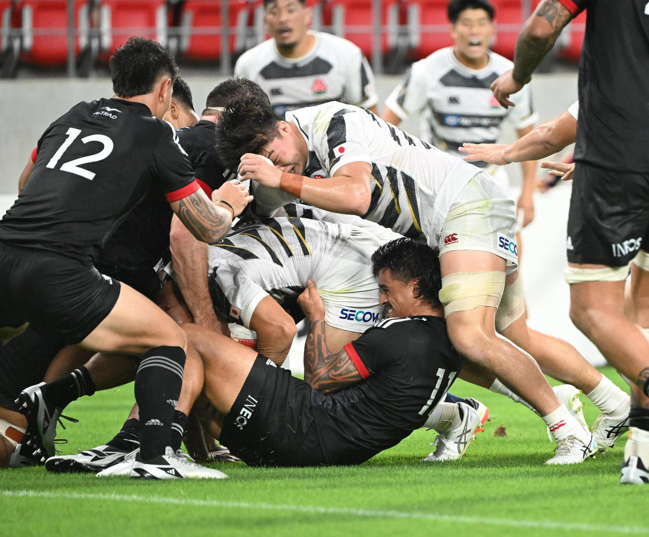 JAPAN XV対マオリ・オールブラックス　後半、ゴール前の混戦から最後は途中出場の竹内が飛び込みトライを奪う（撮影・和賀正仁）