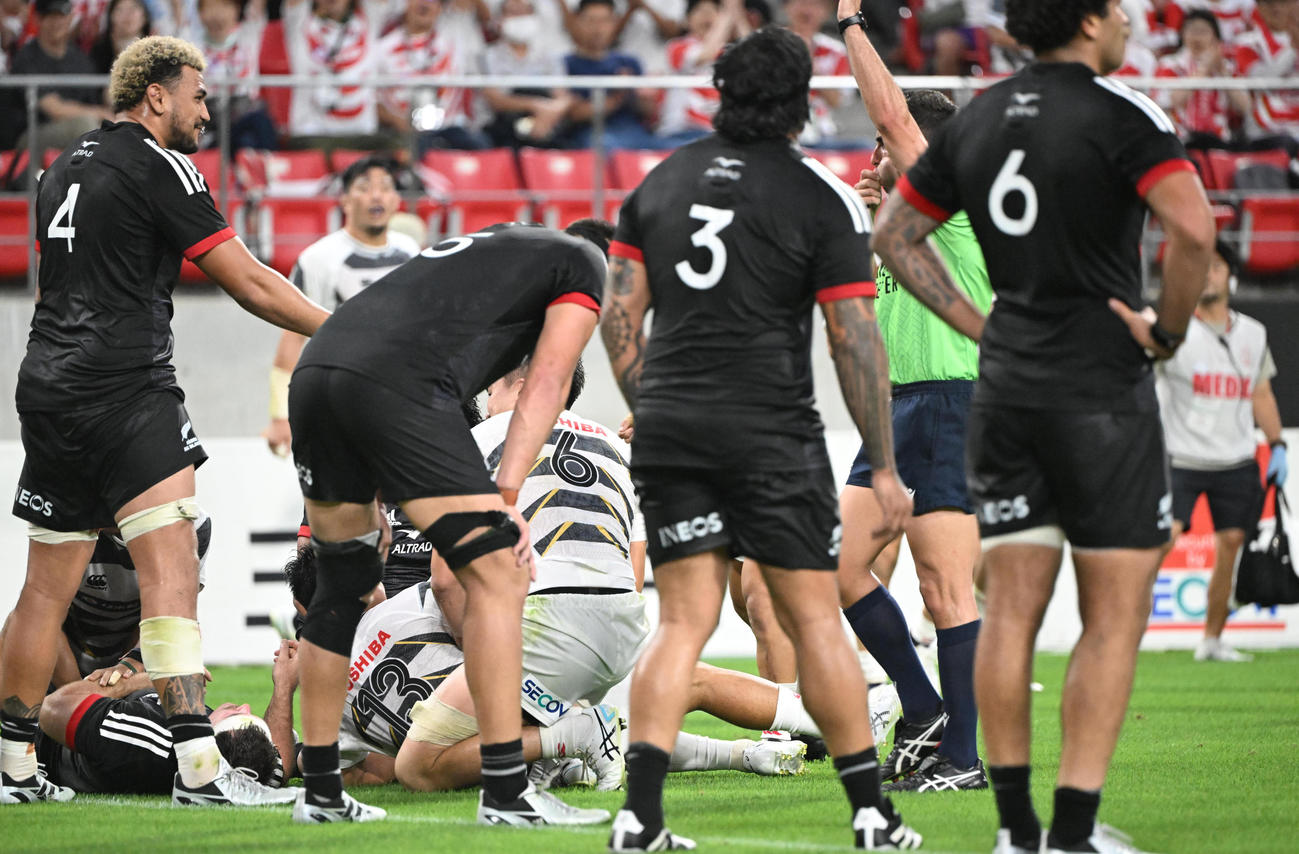JAPAN XV対マオリ・オールブラックス　後半、ゴール前の混戦から最後は途中出場の竹内が飛び込みトライを奪う（撮影・和賀正仁）