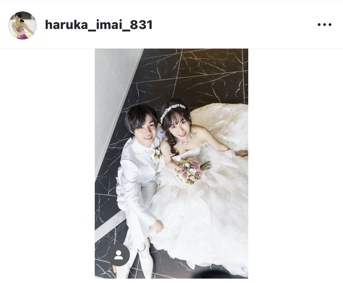 中村優さん（左）との結婚を発表した今井遥さん（今井遥さんのインスタグラムから）