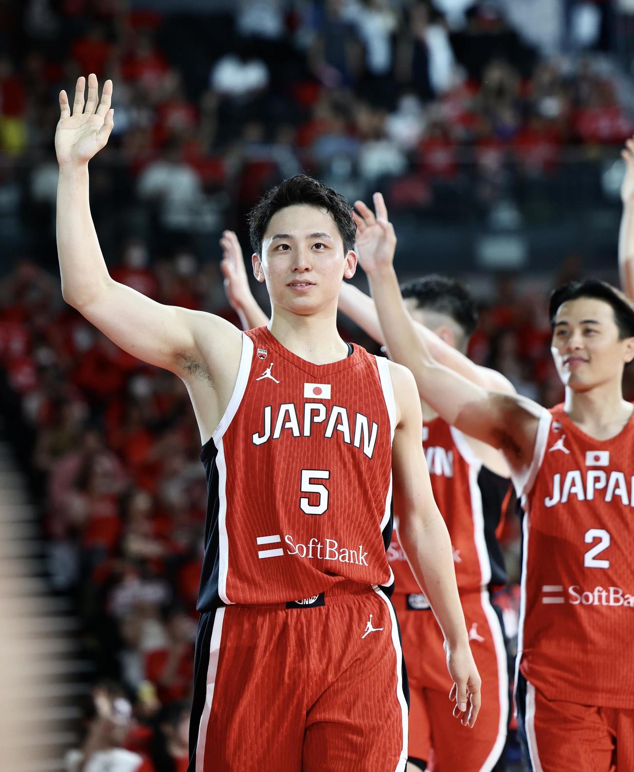 国際強化試合　日本対韓国　韓国に勝利し、観客の声援に応えながら引き揚げる河村（撮影・河田真司）