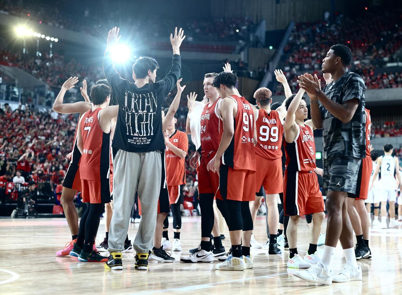 国際強化試合　日本対韓国　　韓国に勝利し、観客の声援に応える男子バスケ日本代表（撮影・河田真司）