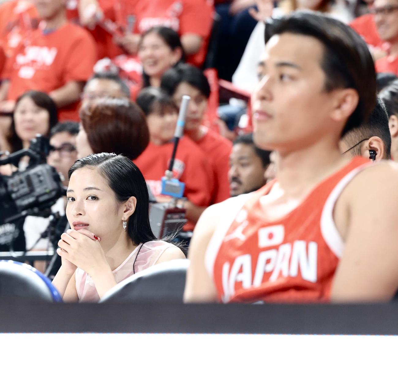 国際強化試合　日本対韓国　第2Q、試合を見つめる広瀬すず。手前は富樫（撮影・河田真司）