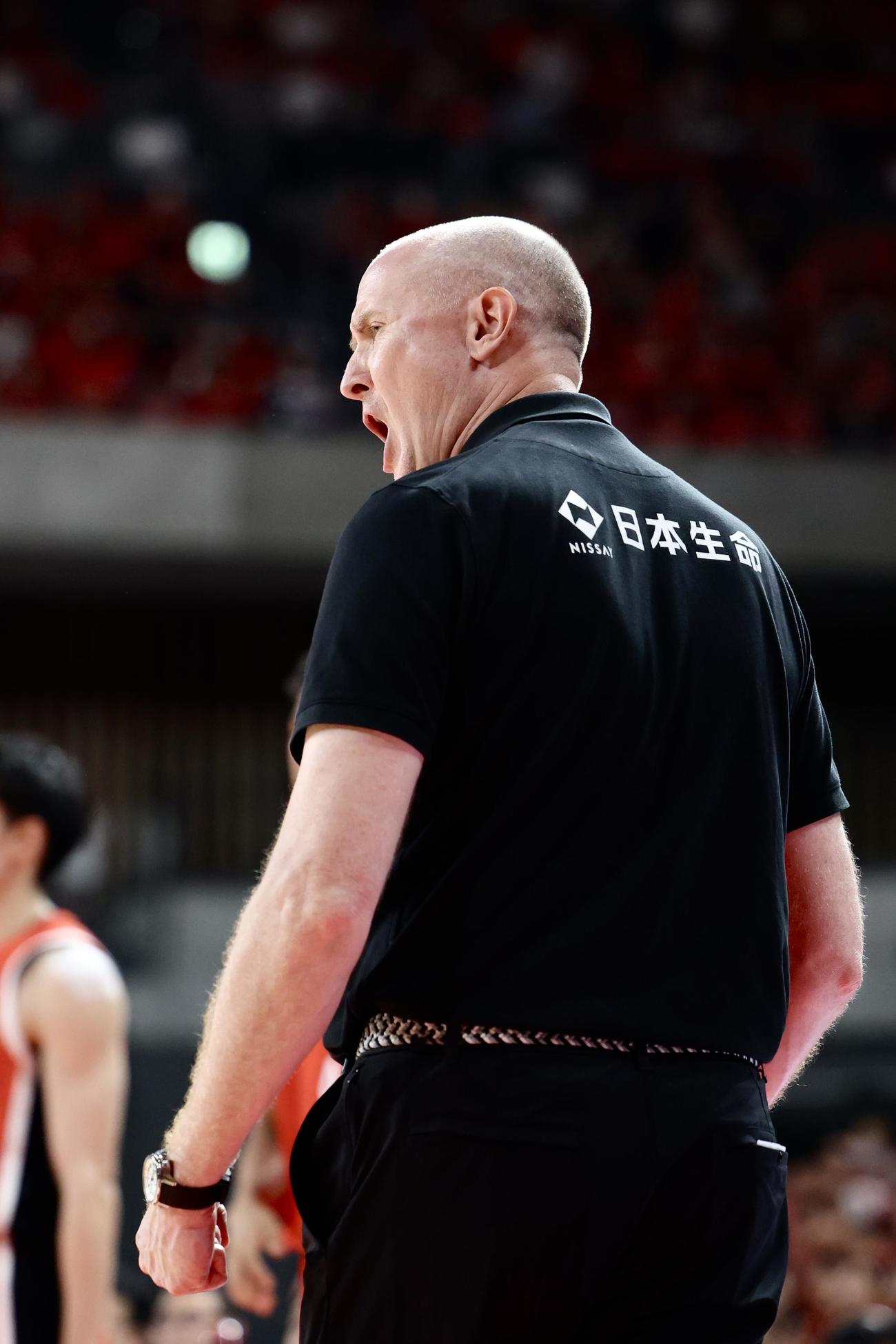 国際強化試合　日本対韓国　第3Q、戦況を見守るホーバスHC（撮影・河田真司）