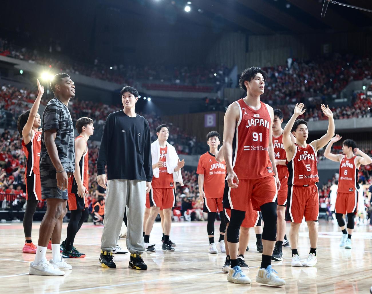 国際強化試合　日本対韓国　韓国に勝利し、観客の声援に応える河村（右から2人目）ら男子日本代表（撮影・河田真司）