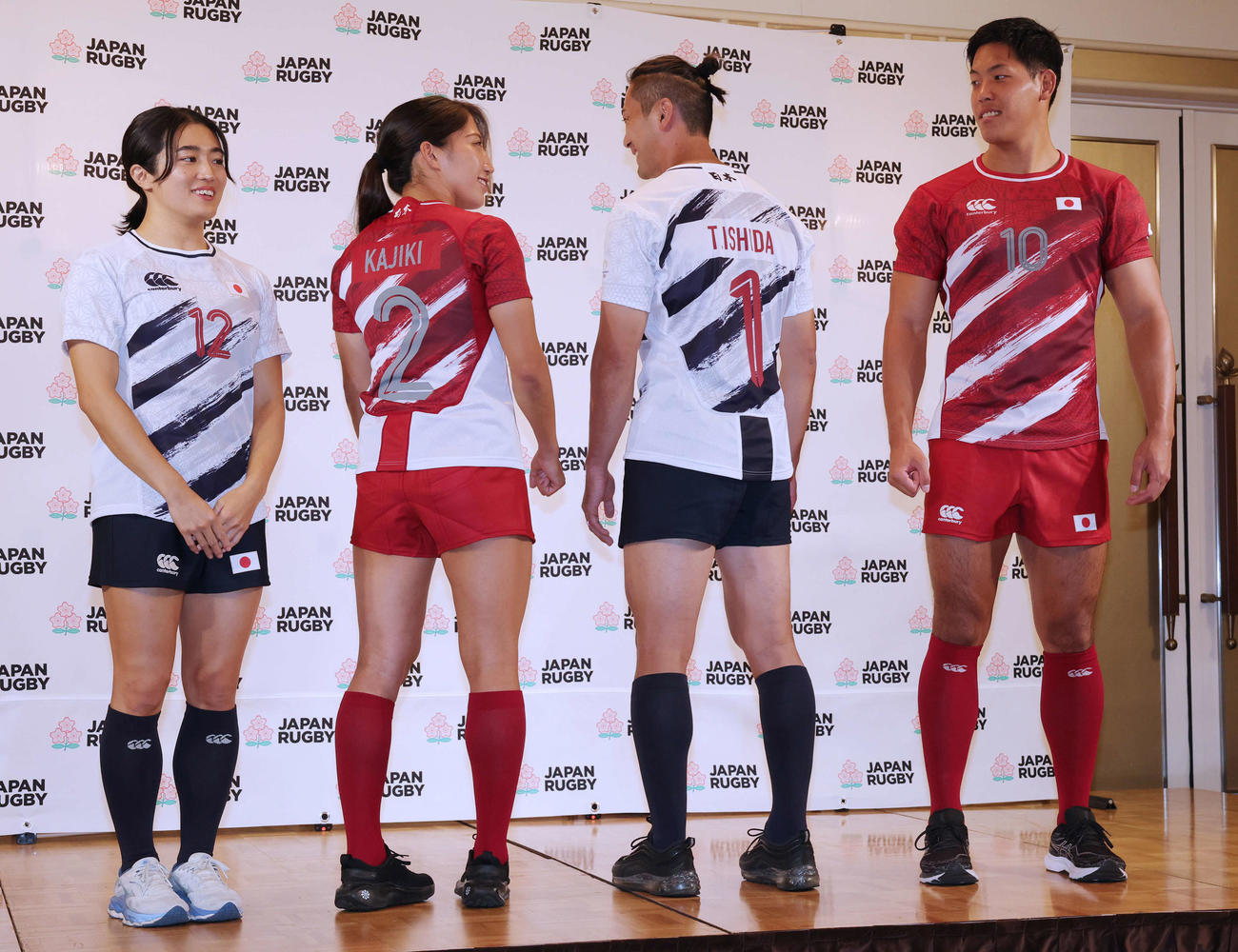 新ジャージーを披露した7人制ラグビー日本代表の選手たち。左から女子の堤、梶木、男子の石田大、丸尾（撮影・野上伸悟）