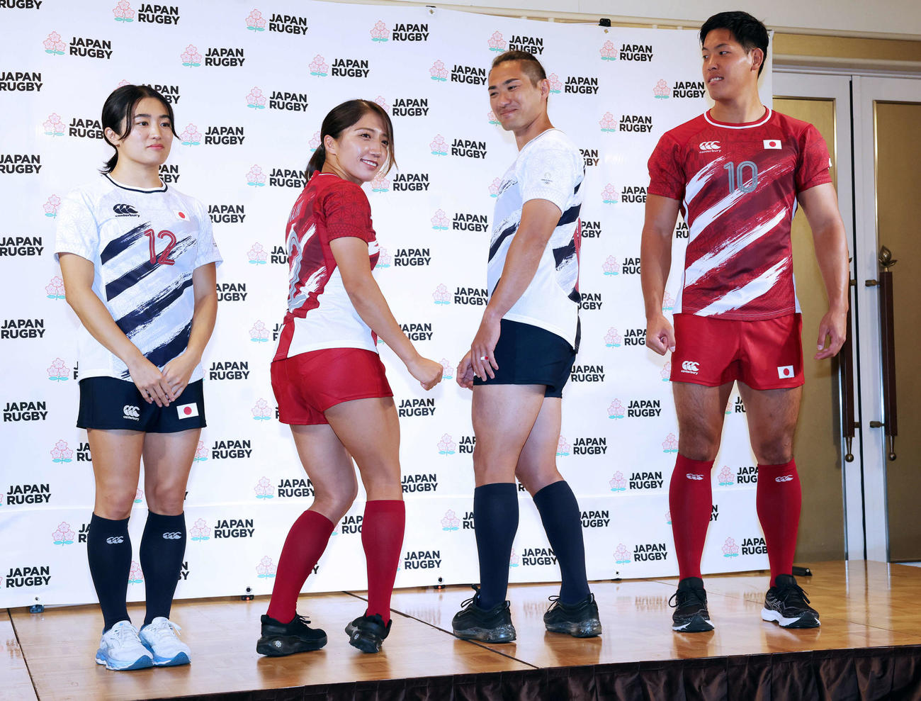 新ジャージーを披露した7人制ラグビー日本代表の選手たち。左から女子の堤、梶木、男子の石田大、丸尾（撮影・野上伸悟）