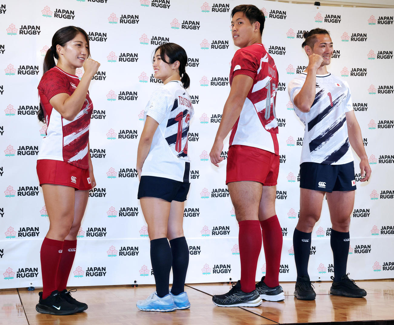 新ジャージーを披露した7人制ラグビー日本代表の選手たち。左から女子の梶木、堤、男子の丸尾、石田大（撮影・野上伸悟）
