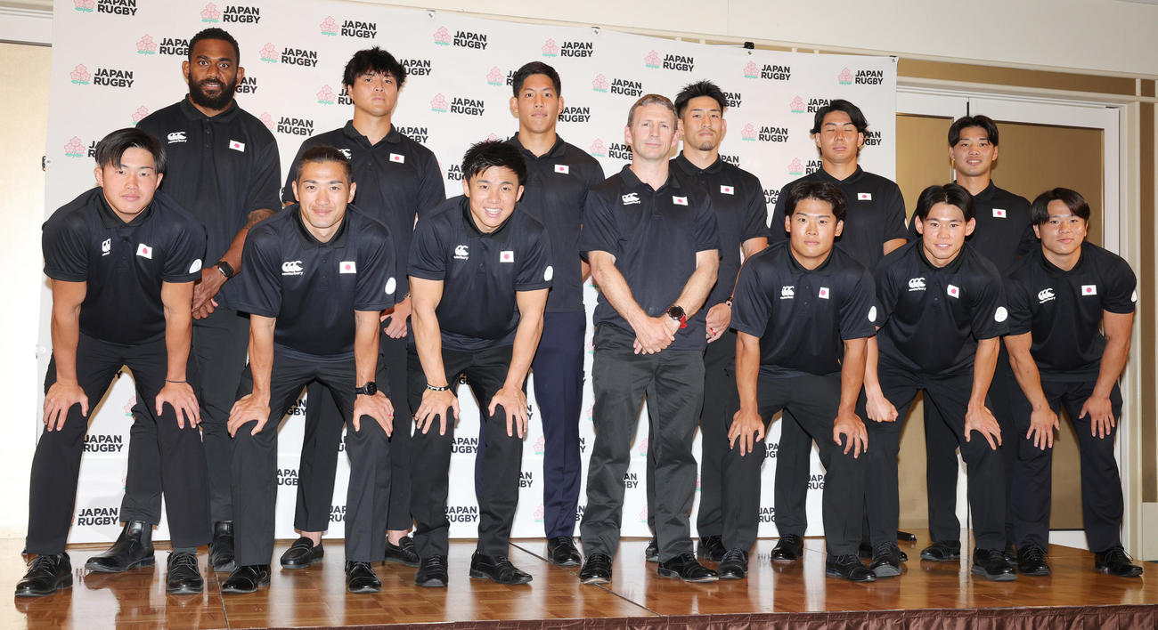 会見したパリ五輪の7人制ラグビー男子日本代表の選手たち。中央はエイモーヘッドコーチ（撮影・野上伸悟）